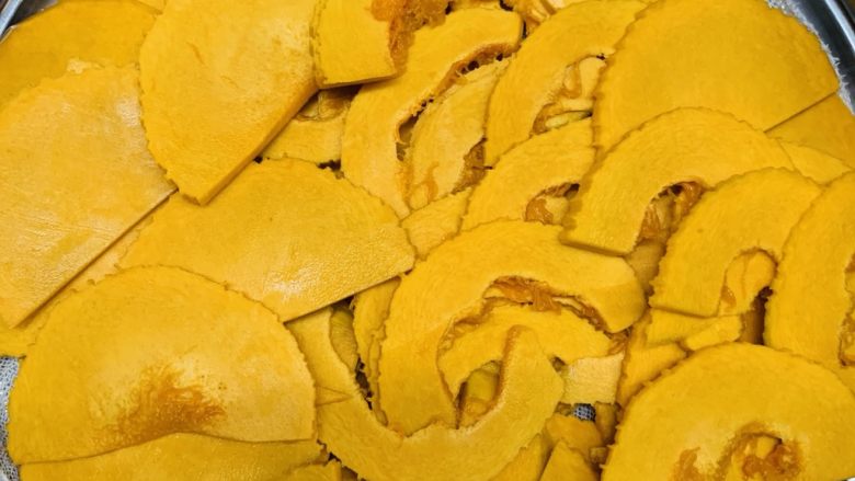 葡萄馅南瓜布丁,冷水上锅铺平它蒸30分钟,筷子能轻松怼进去就可以了。