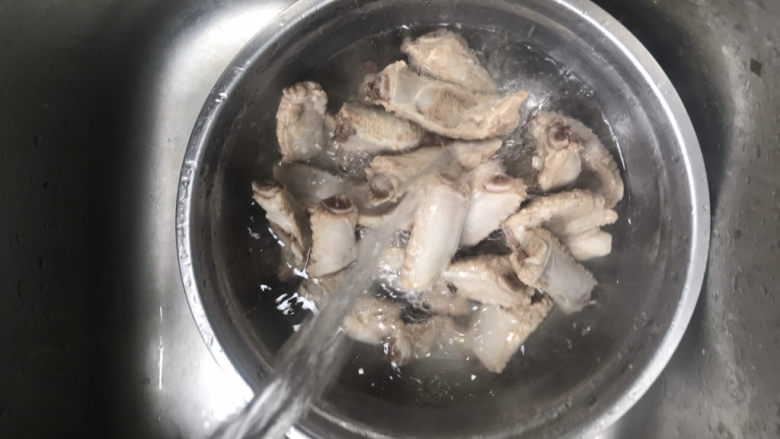 孜然排骨,再次冲洗,洗去血沫,沥干水份备用