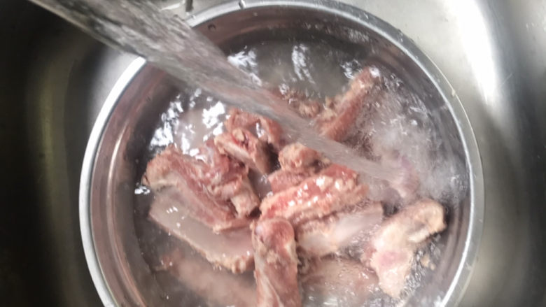 孜然排骨,再冲洗干净,多洗几遍