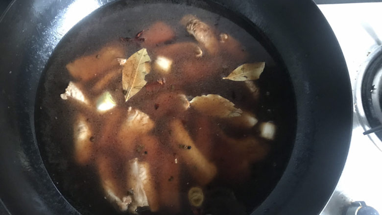 孜然排骨,加入没过排骨的水,大火煮沸后转中小火煮20分钟