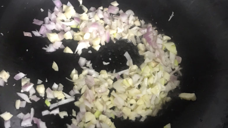 孜然排骨,另起锅倒适量油,油热倒入葱蒜末,洋葱末炒香