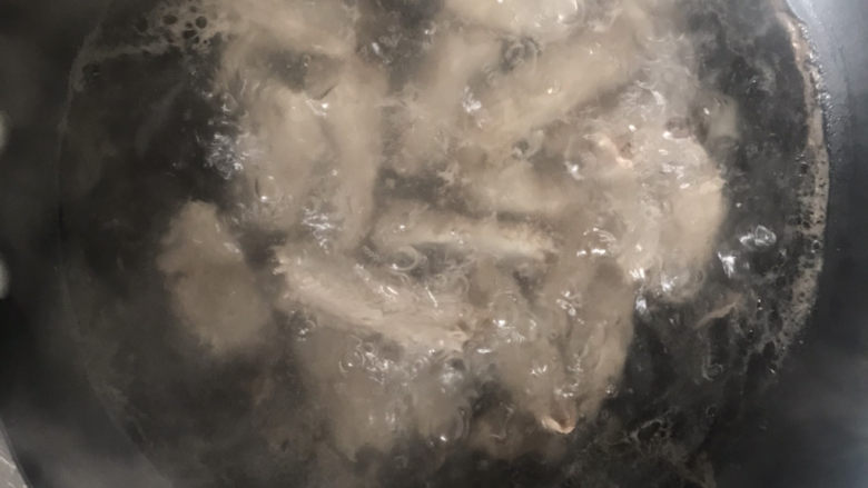 孜然排骨,煮沸后血沫已经出来了,捞出来