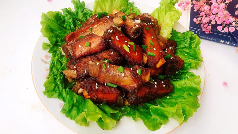 孜然排骨,成品图!是不是看着就有食欲,个人喜欢生菜包着吃😄