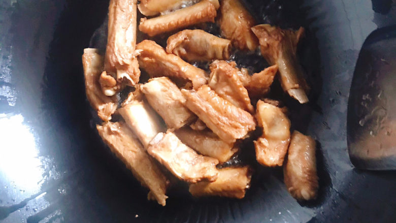 孜然排骨,另起锅倒油,油热倒入排骨小火煎