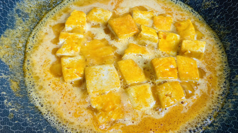 娃娃菜炖豆腐,中火炖煮6至8分钟,会更入味