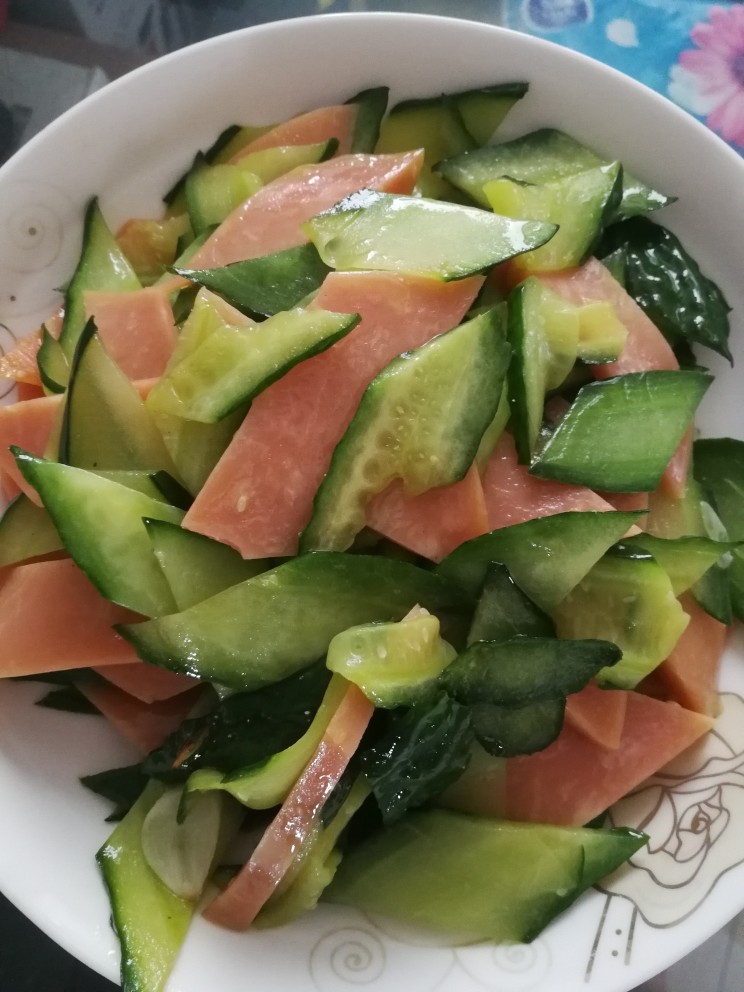 黄瓜炒香肠,就可以出锅了,成品。