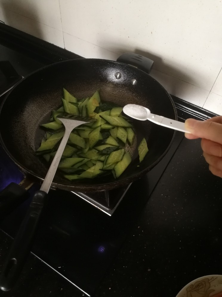 黄瓜炒香肠,翻炒志断生,加入适量盐。
