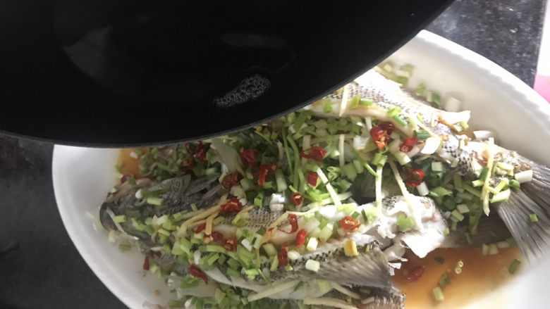 清蒸鲈鱼,油热,把油淋在鱼身上