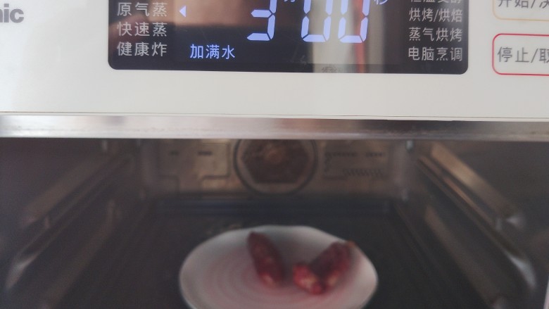 黄瓜炒香肠,<a style='color:red;display:inline-block;' href='/shicai/ 425'>香肠</a>先放入蒸箱蒸3分钟(没有蒸箱用蒸锅也是一样的)