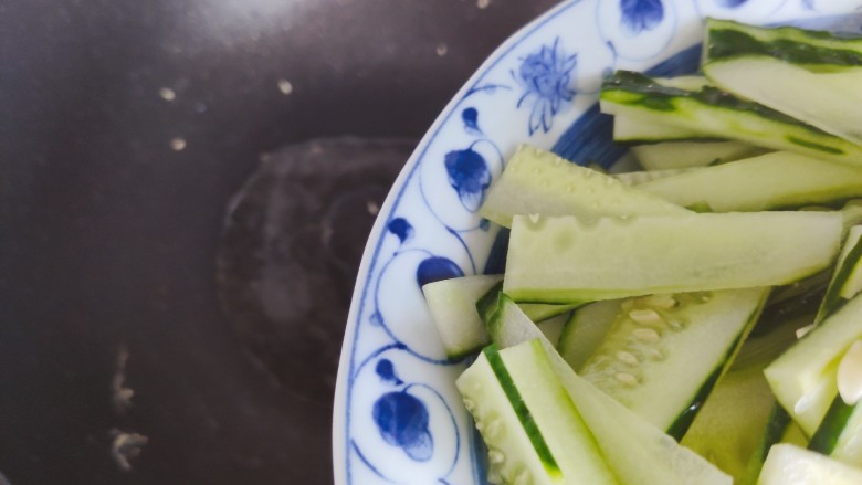 黄瓜炒香肠,锅内添适量食用油，油热后下黄瓜