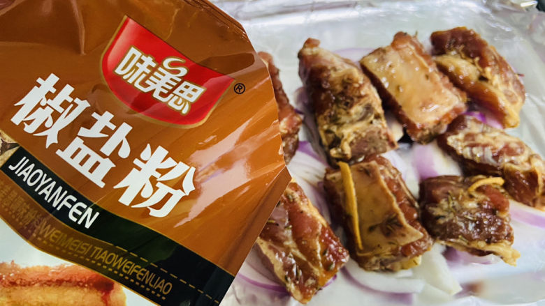 孜然排骨,撒上椒盐粉