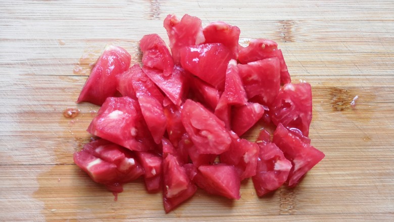 金针菇肥牛卷,<a style='color:red;display:inline-block;' href='/shicai/ 3551'>西红柿</a>洗干净去皮,切成小块。