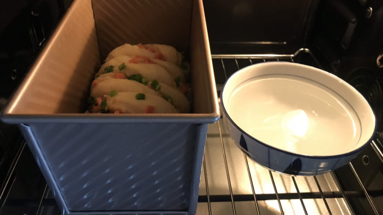 香葱火腿肉松手撕面包,烤箱放一碗80度热水,进行二次发酵