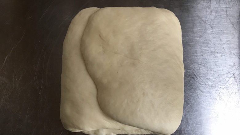 香葱火腿肉松手撕面包,再从两头往里折叠起来,翻面松弛十分钟