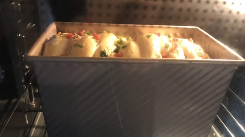 香葱火腿肉松手撕面包,烤箱上火150度,下火155度,先预热十分钟,下层烘烤45分钟(烘烤到十分钟左右,体积变大表面还没上色的时候,加盖锡纸,在剩最后五分钟的时候取下锡纸,进行上色)
