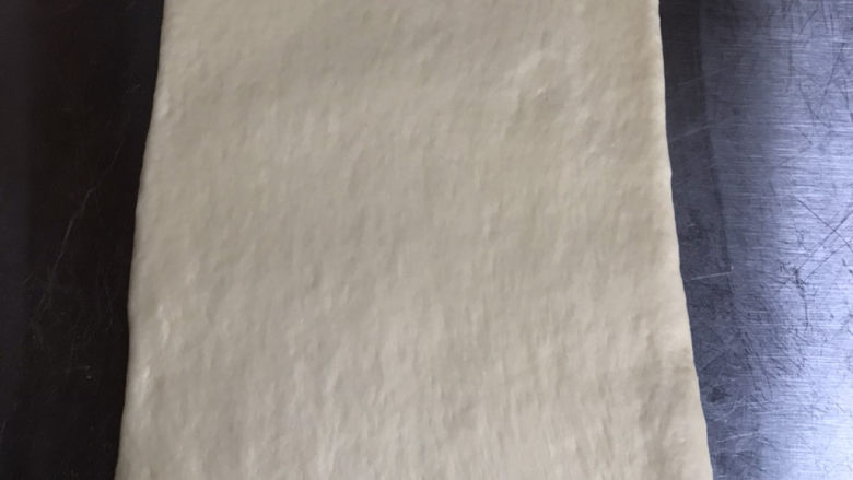 香葱火腿肉松手撕面包,擀成一个长方形,宽约450克吐司模具的长度,长是宽的两倍