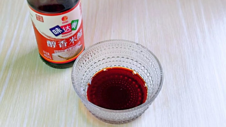 蒜泥黄瓜,按个人口味加入盐,醋。