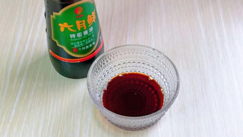 蒜泥黄瓜,再加入酱油,<a style='color:red;display:inline-block;' href='/shicai/ 3738'>芝麻油</a>。