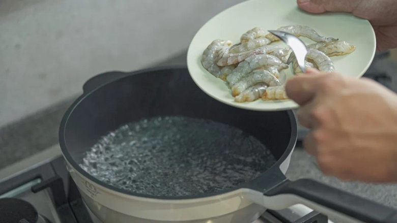 碧根鲜虾裹饭团,能量爆棚来打气!,虾肉倒入开水锅中煮熟捞出。