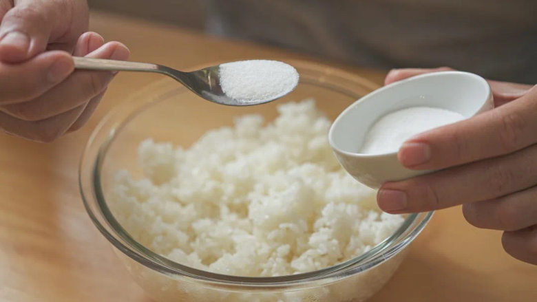 碧根鲜虾裹饭团,能量爆棚来打气!,加入食盐调味。