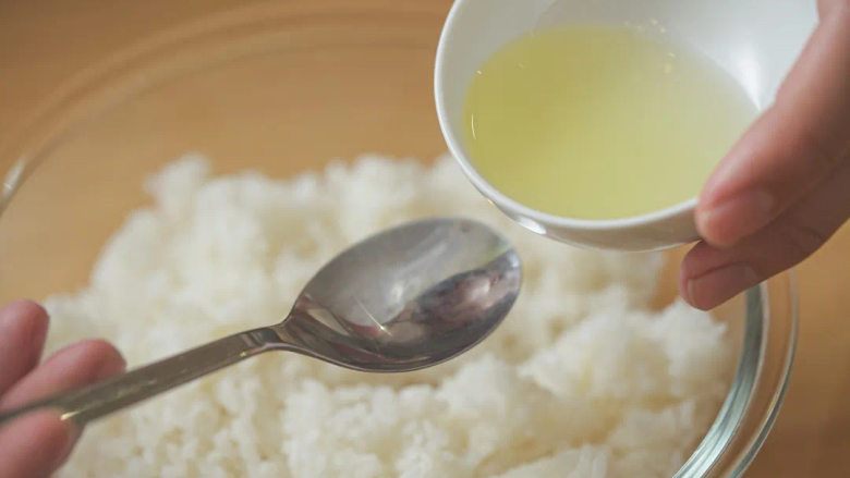 碧根鲜虾裹饭团,能量爆棚来打气!,加入植物油。