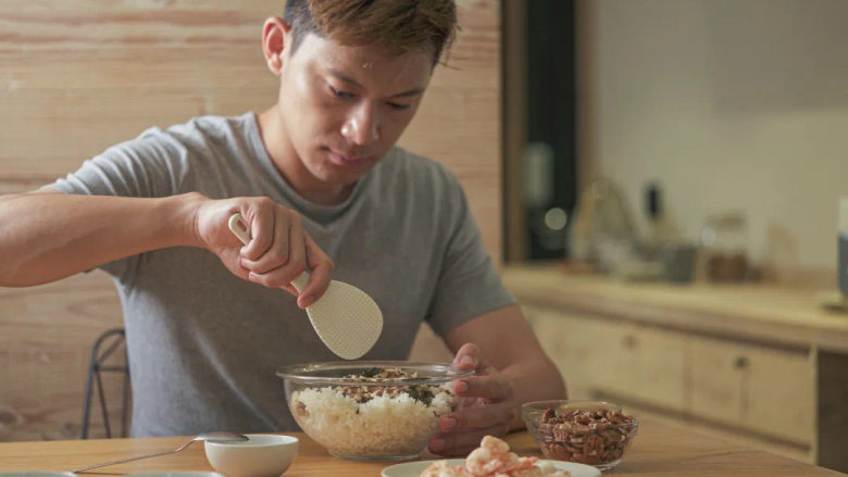碧根鲜虾裹饭团,能量爆棚来打气!,把所有材料拌匀。