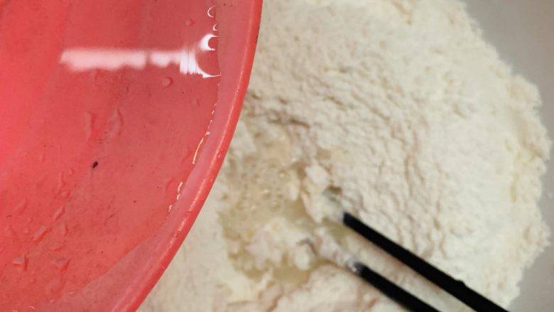韭菜粉丝蒸饺,慢慢加水搅拌面团。