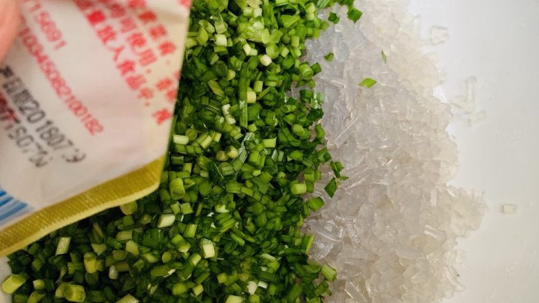 韭菜粉丝蒸饺,加入五香粉,不加完全没一点影响。