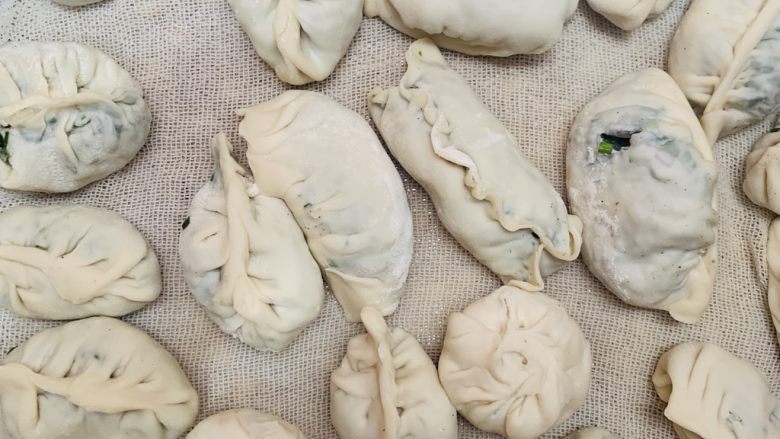 韭菜粉丝蒸饺,放入笼屉里,记得铺上布垫。