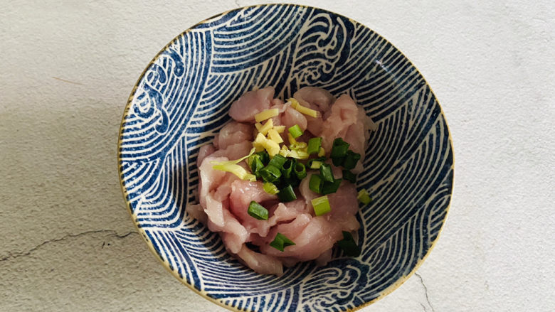 椒盐里脊,取一空碗放入里脊肉,加入姜末、葱花