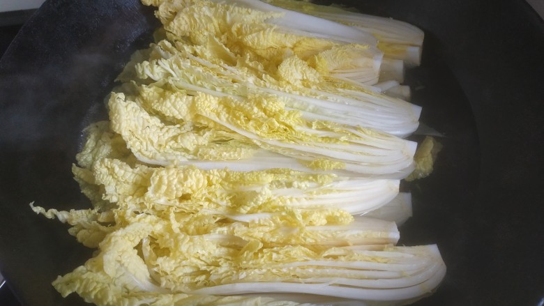 蒜蓉娃娃菜,锅中放入适量清水,放入娃娃菜