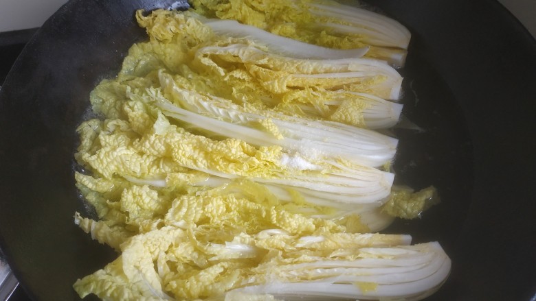 蒜蓉娃娃菜,放入适量盐,大火烧开