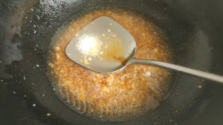 蒜蓉娃娃菜,放入适量清水,加入适量盐