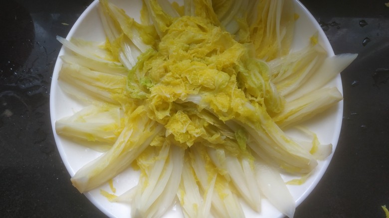 蒜蓉娃娃菜,捞出放入盘中,控干水分