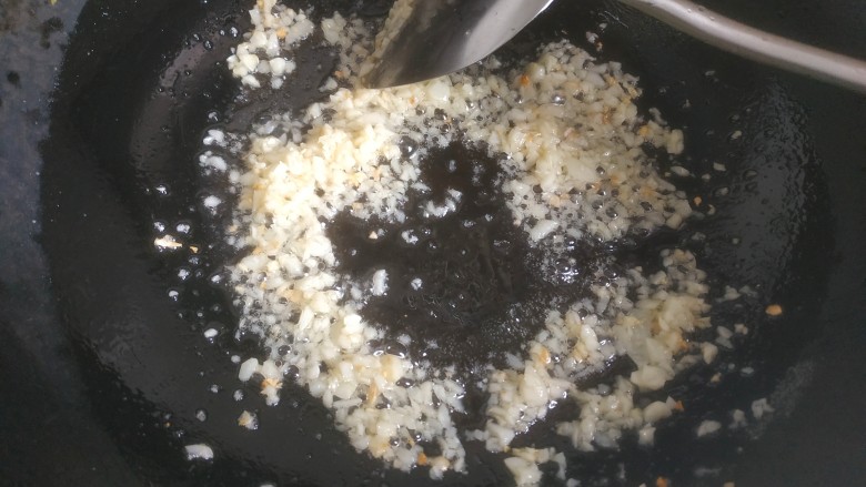 蒜蓉娃娃菜,锅中放入适量植物油,爆香蒜末