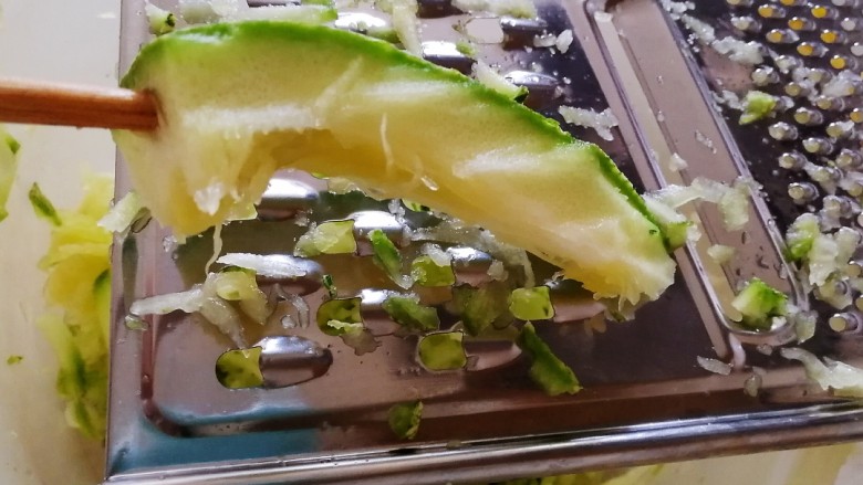 玉米面菜团子,插成粗条,最后用筷子串着西葫芦插,就不会伤到手了。
