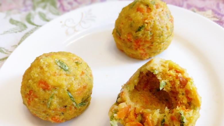 玉米面菜团子,早餐试试玉米面菜团,营养丰富,松软咸香。