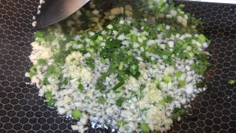 蒜泥黄瓜,加入葱花和蒜泥,用余温爆香,拍黄瓜好不好吃就在这一步啦