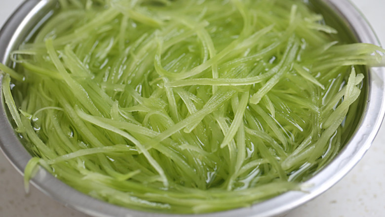 莴笋炒鸡蛋,<a style='color:red;display:inline-block;' href='/shicai/ 124'>莴笋</a>去皮刨丝后泡水里;