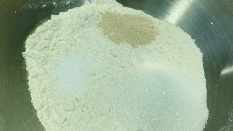 菠萝披萨,把酵母粉、盐、糖,加入面粉中