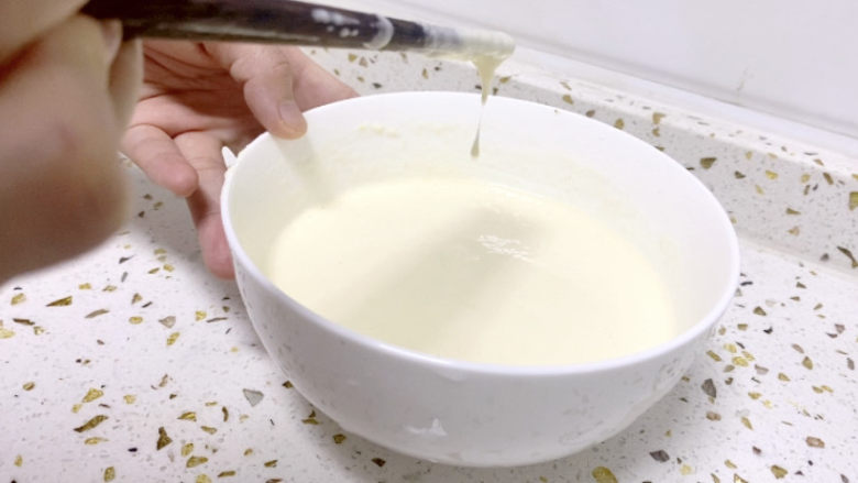 椒盐里脊,搅拌成糊状,提起筷子面糊缓慢下落