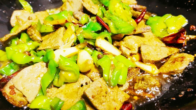 青椒炒猪肝,加入盐,鸡精,<a style='color:red;display:inline-block;' href='/shicai/ 692'>酱油</a>和少量的水翻炒均匀