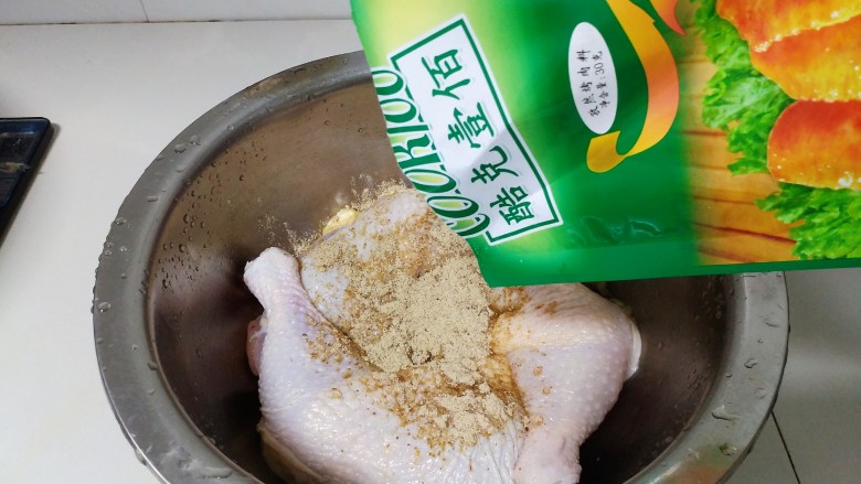 空气炸烤箱烤鸡腿,把孜然烤肉料倒入鸡腿中,翻拌混合均匀。