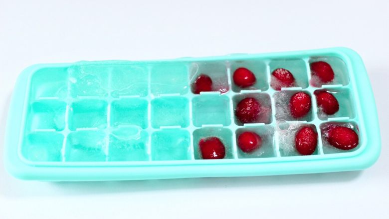 蜜豆椰奶冰果冰咖啡,把<a style='color:red;display:inline-block;' href='/shicai/ 660'>蔓越莓</a>洗净后冰格里,加入纯净水后放入冰柜里冷冻成冰块。