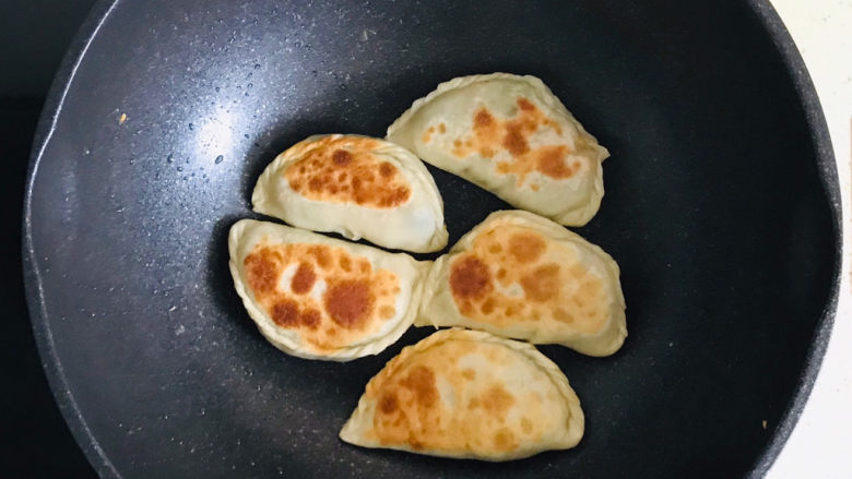 韭菜盒子,翻过来继续煎至金黄色,就熟透了