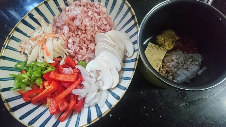培根火腿披萨,准备好配料,清洗切好