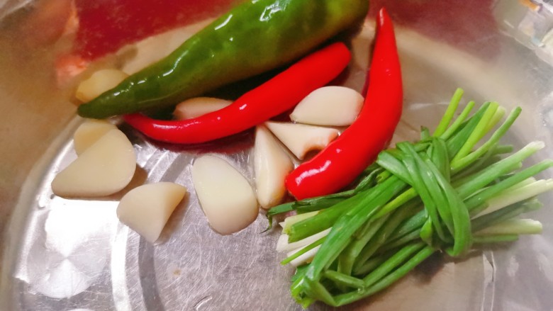 娃娃菜炖豆腐,青红椒,葱蒜洗净备用
