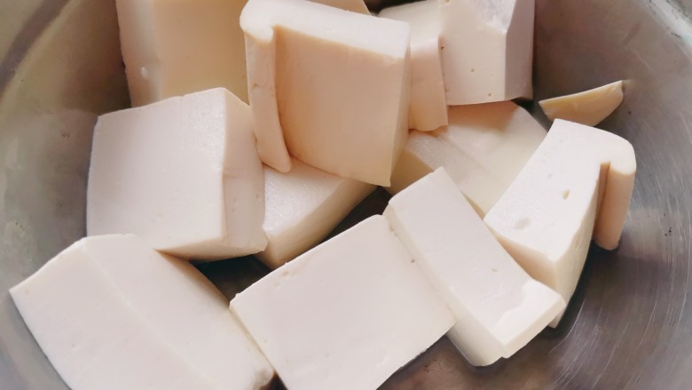 娃娃菜炖豆腐,<a style='color:red;display:inline-block;' href='/shicai/ 465'>豆腐</a>用80℃的热盐水泡十分钟左右,捞出沥干水分备用
