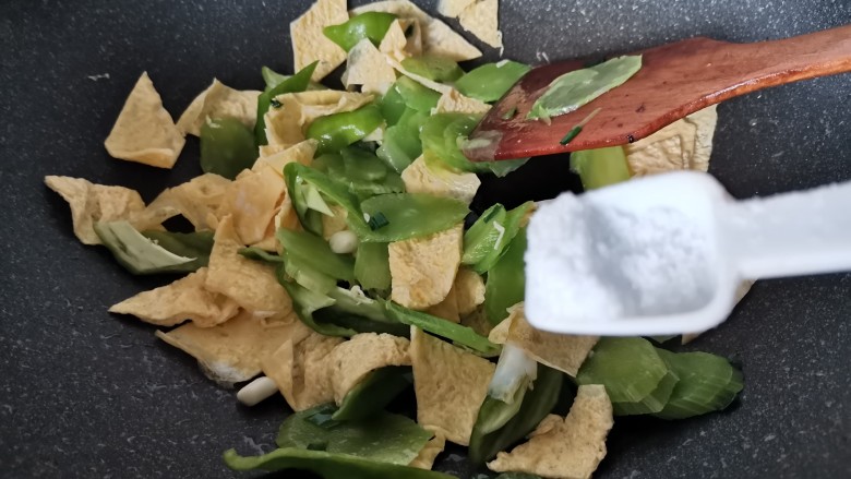 莴笋炒鸡蛋,加入青椒,快火翻炒,加入一勺盐调味。翻炒均匀,以后就可以装盘出锅了。