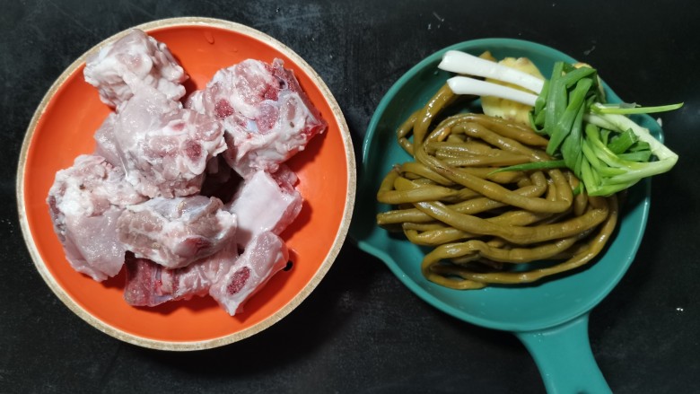 酸菜炖排骨,准备好,所需要的食材并且清洗干净。